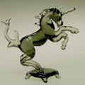 Einhorn auf Sockel, klein, grau