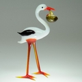 Storch  mit Baby im Schnabel