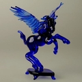 Pegasus auf Sockel, mittel, blau, gro&szlig;e Fl&uuml;gel