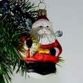 Kleiner Santa mit Kranz, rot/bunt