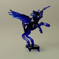 Pegasus auf Sockel, klein, blau, gro&szlig;e Fl&uuml;gel