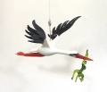 Storch mit Frosch hängend