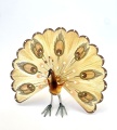 Pfau mit Glasfaserrad goldbraun