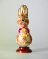 Osterhase in formgeblasenes Glas  stehend