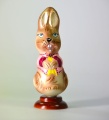 Osterhase in formgeblasenes Glas stehend