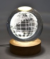 Glaskugel mit Gravur, Motiv Erde auf LED-Sockel