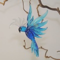 Kakadu hängend, aquablau mit Haube aus Klarglas