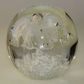 Traum-Glas-Kugel groß, weiße Blume über weißen Grund