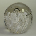 Traum-Glas-Kugel medium, weiße Blume über weißen Grund