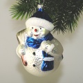 Schneemann mit Besen weiß m. blauen Schal u. Mütze