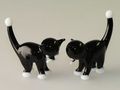 Katzenfamilie, klein stehend, 2 Stück schwarz-weiß