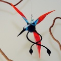 Wundersülfe, Vogel hängend,  aquablau, rot, schwarz